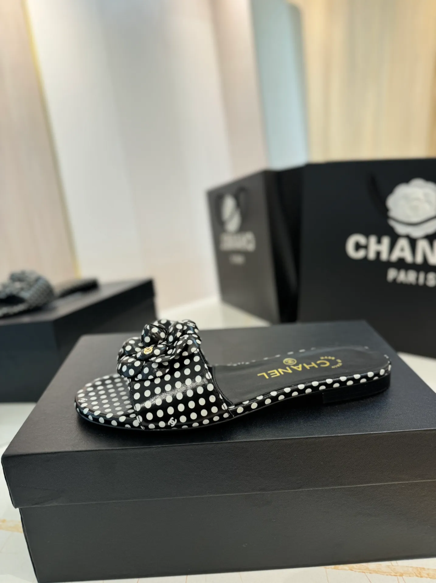 👟👟Ex-factory price 520👟👟 Purchasing agent Chanel 24C new spring and summer camellia hollow slippers series This season’s camellia series is really beautiful, with the usual elegant ladylike temperament of Grandma Xiang’s family, full of high-end sense! It’s very nice on the feet~ Whether worn barefoot or paired with skirts or trousers, it’s very versatile! Incomparably beautiful! Specially made of imported lambskin for the upper, mixed sheepskin for the lining, Italian grade A genuine leather outsole Size: #35-39 (40/41 customized)